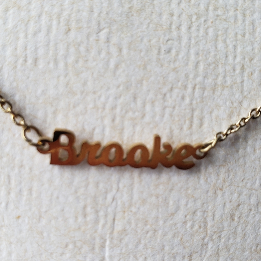 Gold Tone Nameplate Necklace "Brooke"